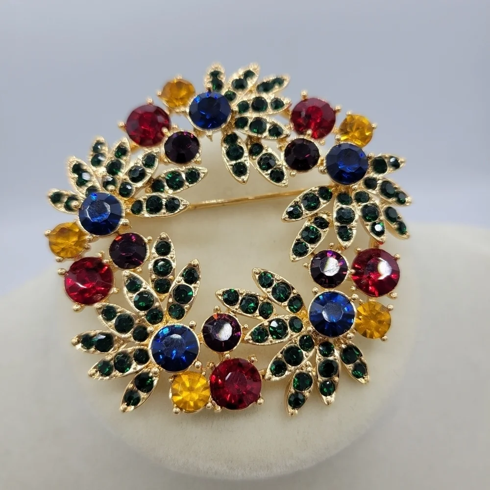 Christmas Brooch • Goldtone & Crystal Wreath • Brand New